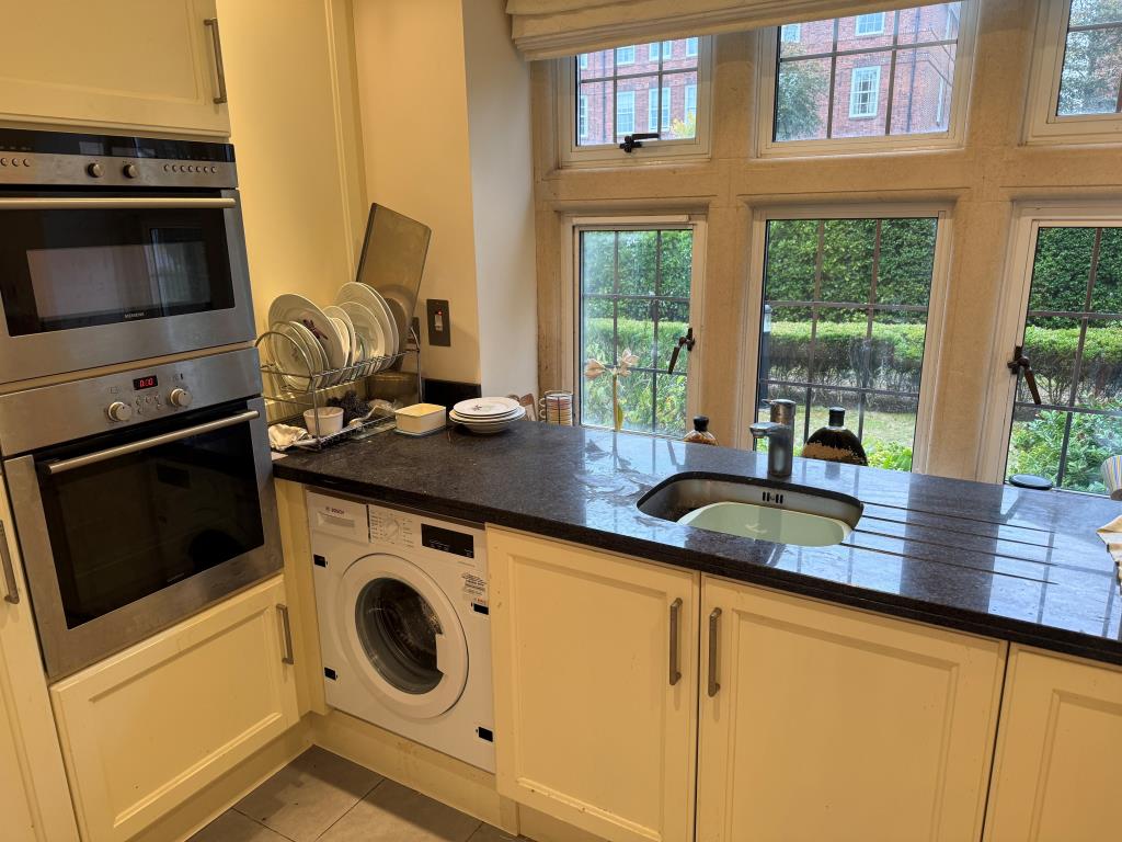 Lot: 127 - GROUND FLOOR FLAT WITH GARDENS AND PARKING IN FAVOURED MEADS LOCATION - Kitchen with window overlooking gardens